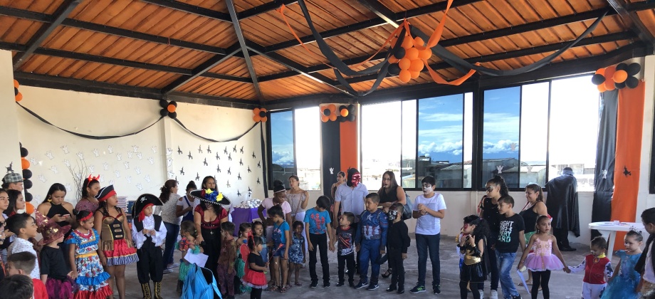 Niños que participaron en el Consulado de Colombia en Nueva Loja celebró el “Primer Halloween Consular”