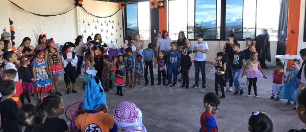 Niños que participaron en el Consulado de Colombia en Nueva Loja celebró el “Primer Halloween Consular”